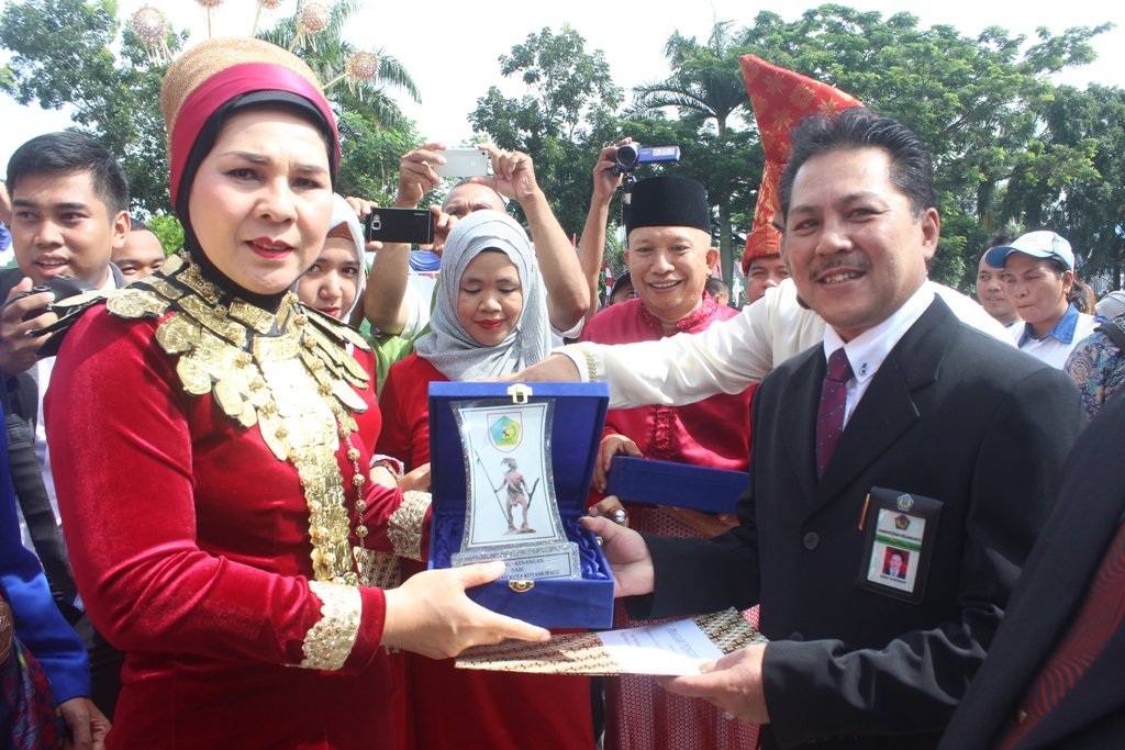 KPKNL Manado Mendapat Penghargaan di HUT Ke-9 Pemerintah Kota Kotamobagu