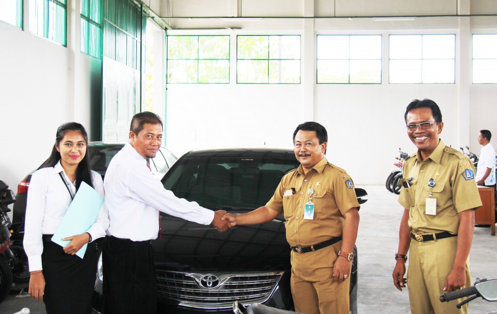 Apresiasi Kerjasama Dengan DJKN, Pemkab Badung Serahkan Toyota Camry di Hari Oeang Ke-70