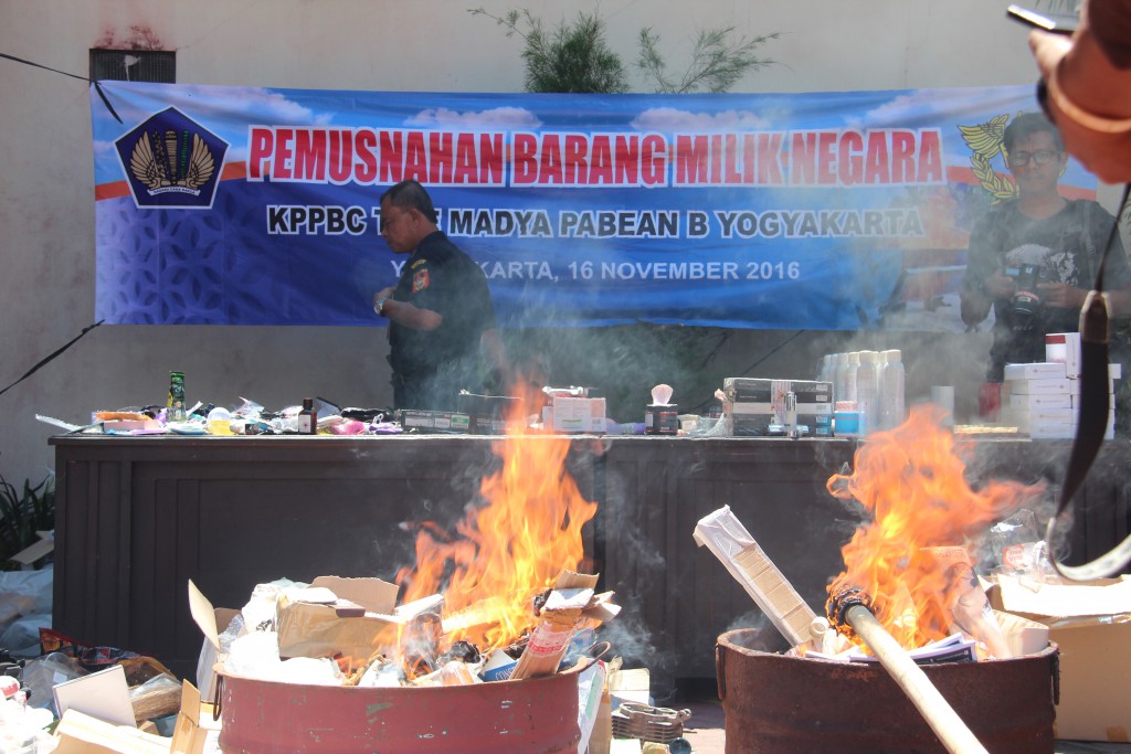 KPKNL Yogyakarta dan KPPBC  Yogyakarta Musnahkan Barang Terlarang