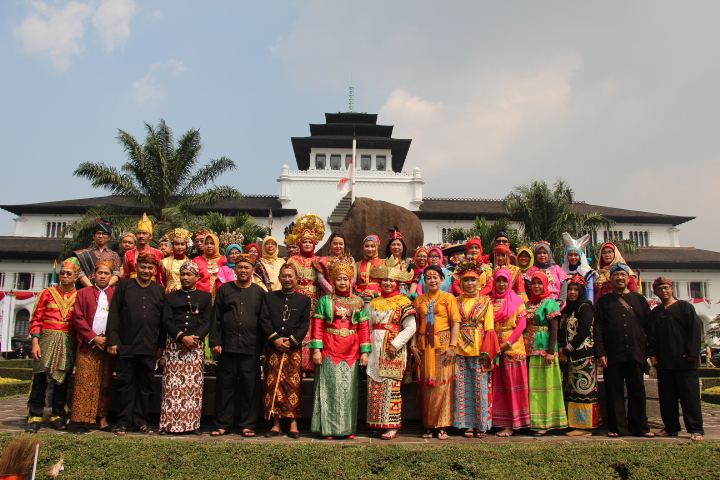 Partisipasi KPKNL Bandung dalam Acara Kenduri Cinta untuk 72 Tahun Indonesia Kerja Bersama oleh Kanwil DJKN Jawa Barat