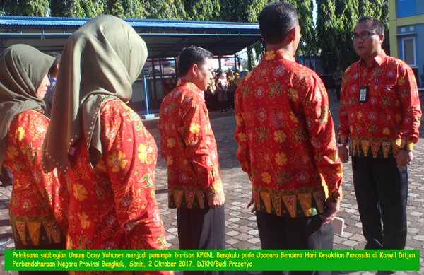 Perkenalkan Budaya Warisan Bangsa, KPKNL Bengkulu Kenakan Batik Besurek saat Upacara Hari Kesaktian Pancasila