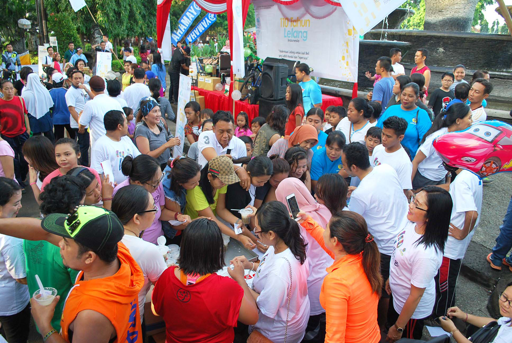 KPKNL Singaraja Berikan Kejutan pada Pemenang Lelang di Car Free Day 