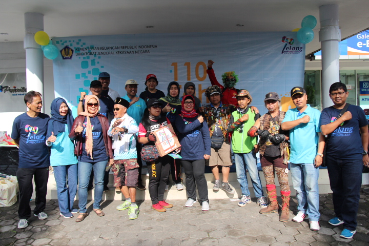 110 Tahun Lelang di Indonesia : Meriahnya Acara KPKNL Bandung di Dago Car Free Day  