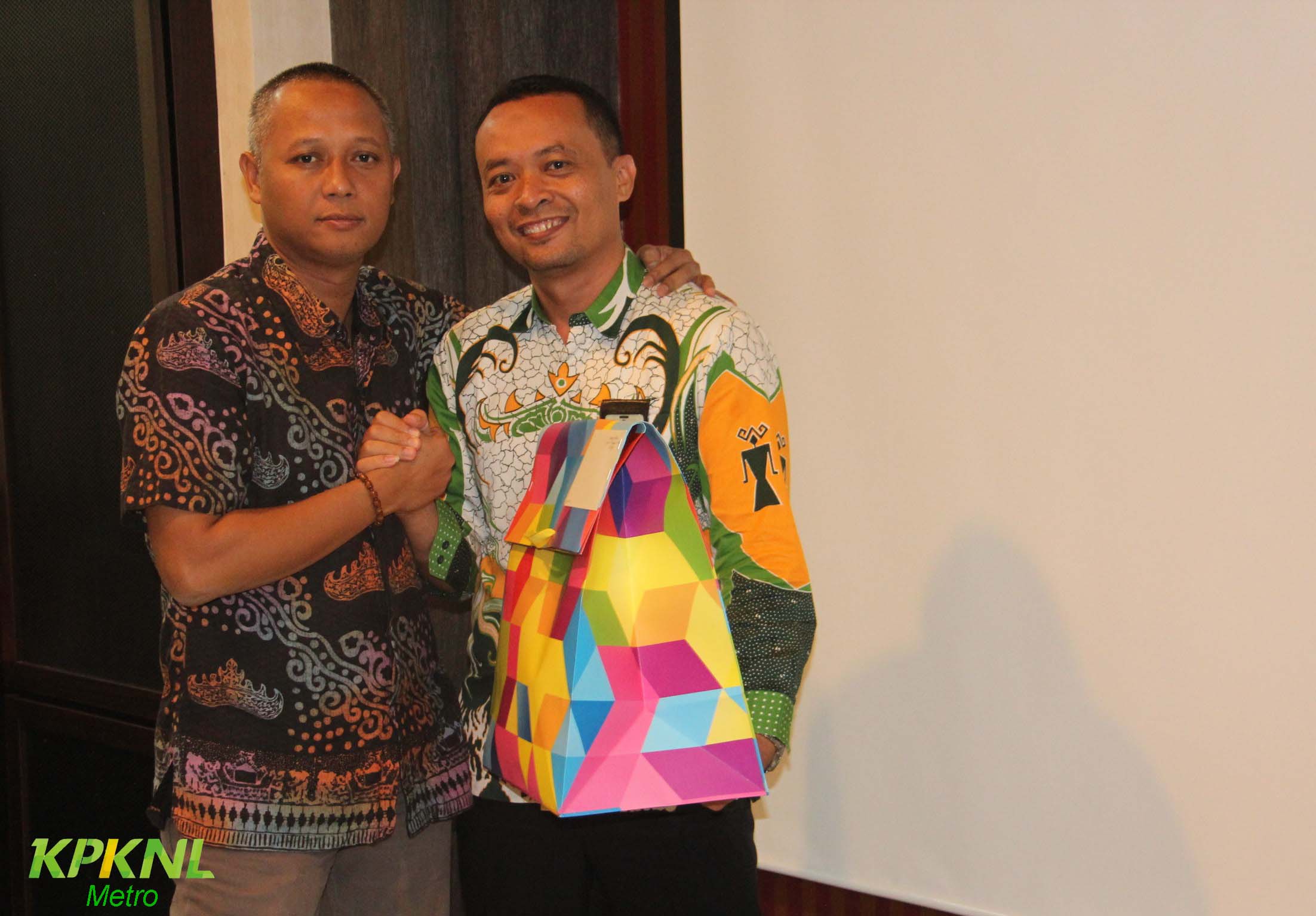 KPKNL Metro Beri Apresiasi Dua Pelaksana yang Dimutasi