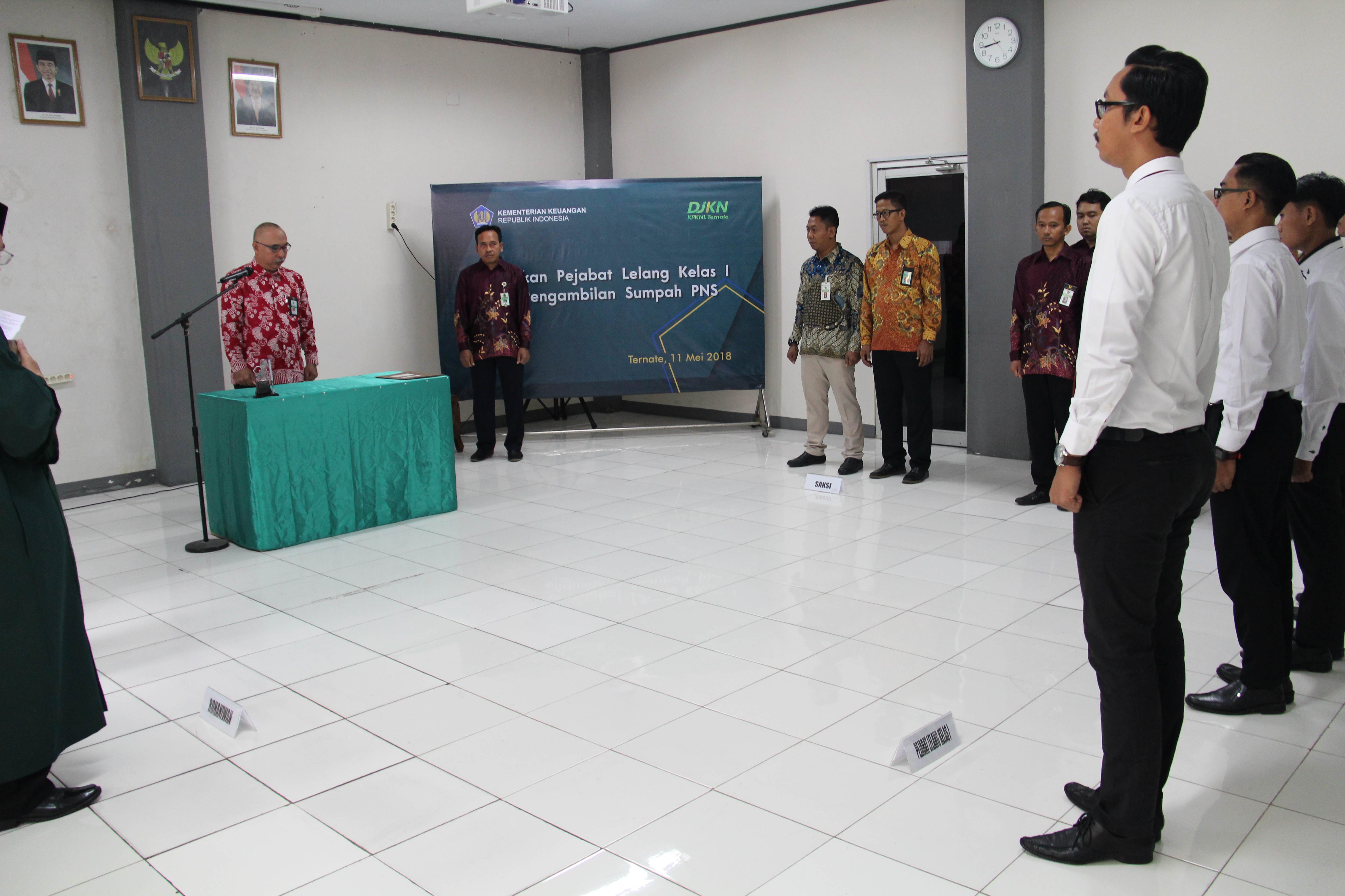 Kepala Kanwil DJKN Suluttenggomalut Lantik Pejabat Lelang dan PNS KPKNL Ternate