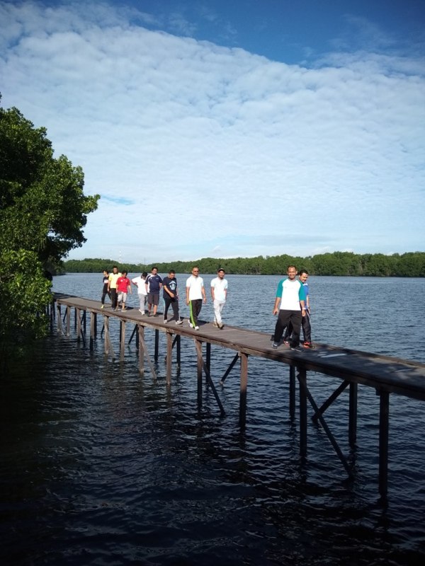 Jalan Sehat di Bontang Mangrove Park 