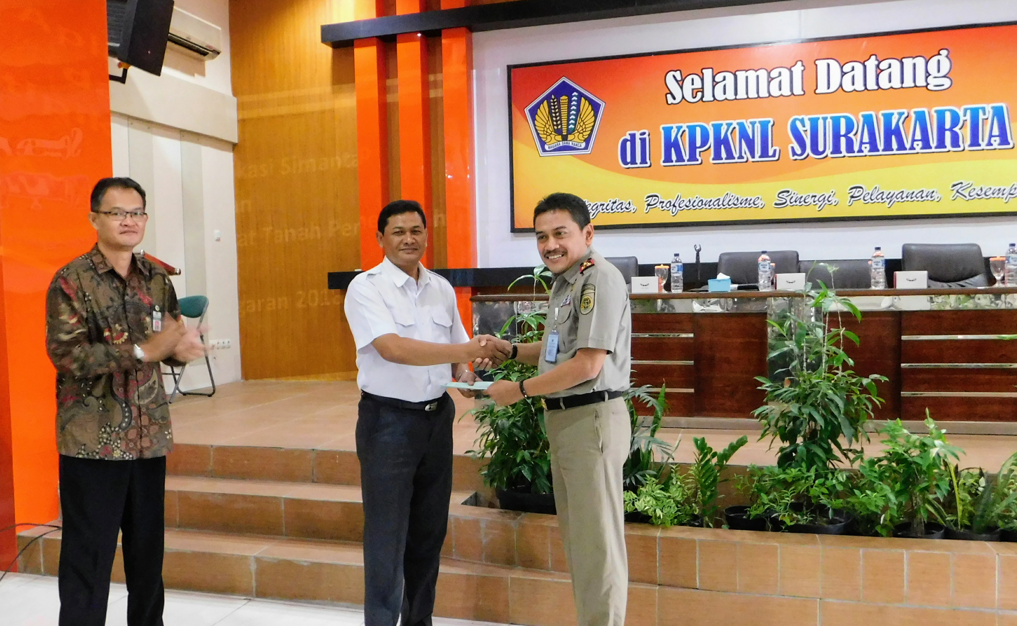KPKNL Surakarta Menyelenggarakan Sosialisasi SIMANTAP dan Serah Terima Sertifikat BMN hasil Program Sertifikasi