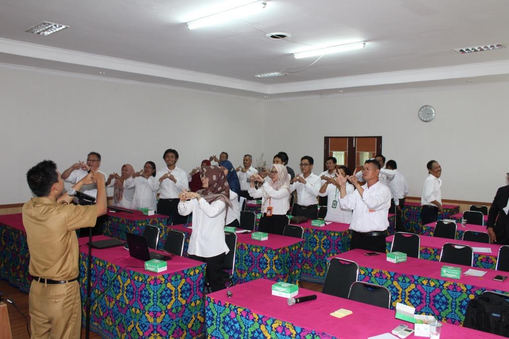 Serunya Belajar Bahasa Isyarat Dalam Rangka Implementasi Pengarusutamaan Gender