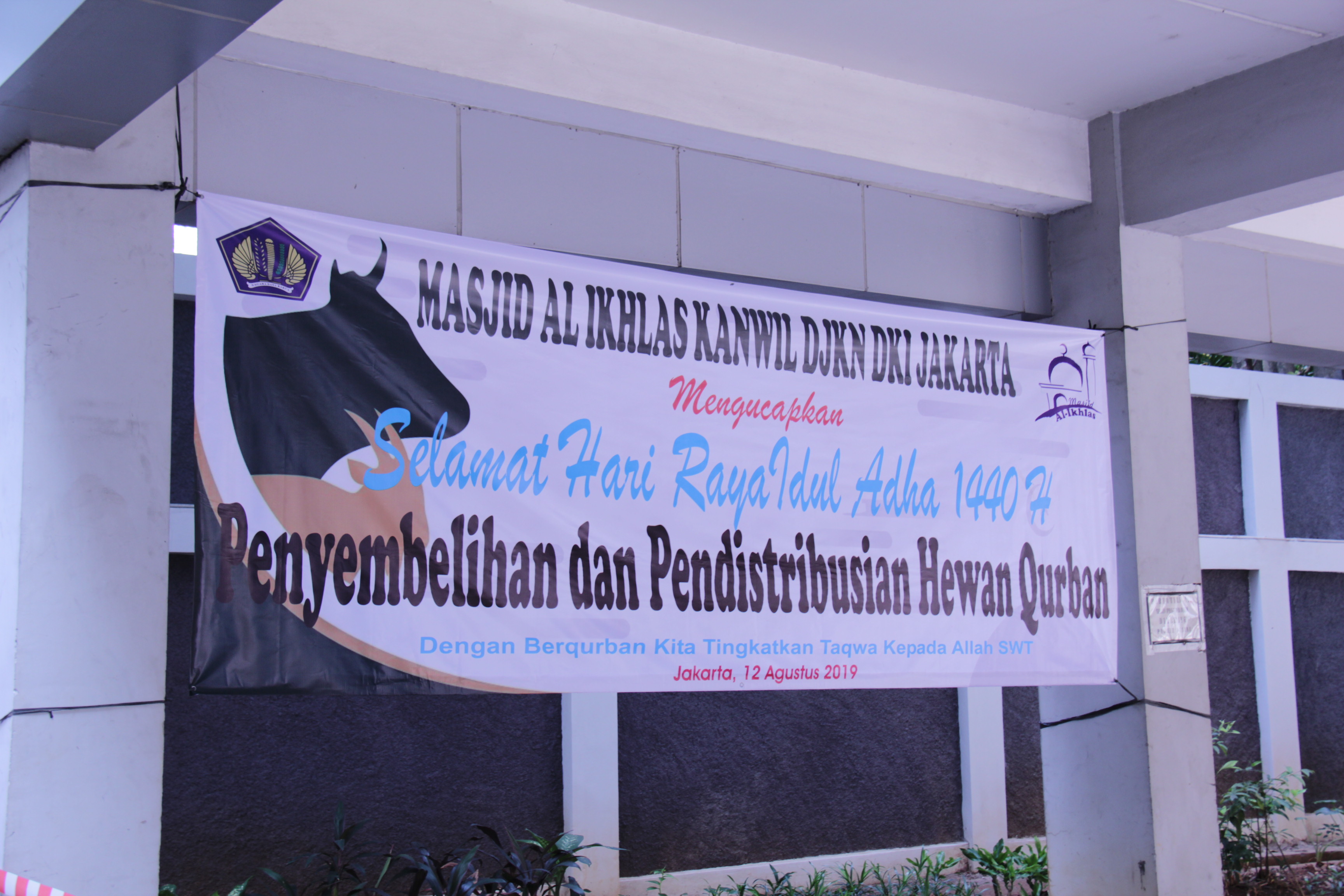 PENYEMBELIHAN DAN PENDISTRIBUSIAN HEWAN QURBAN  