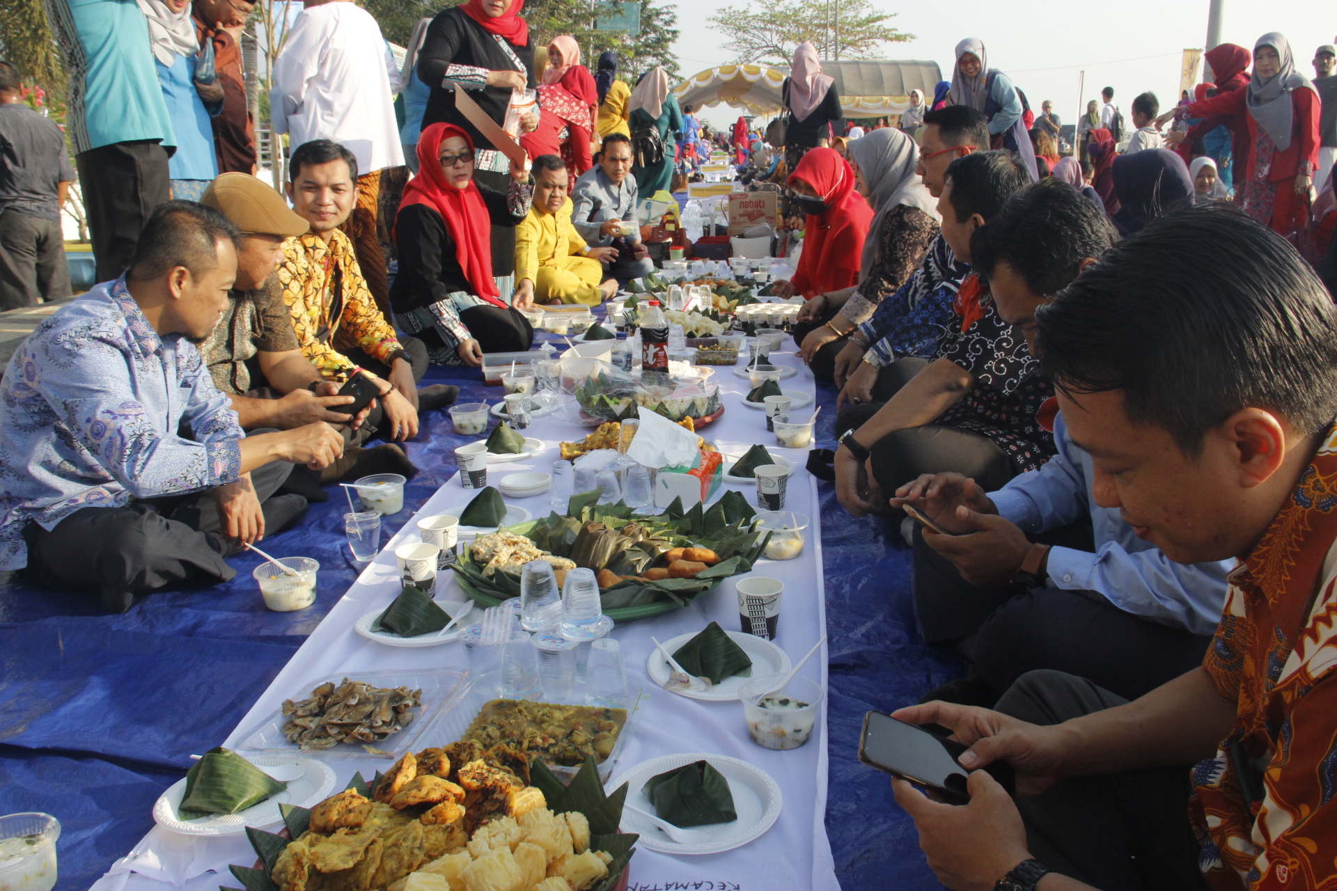 Beseprah : Sarapan Massal Dalam Hamparan Kain Satu Kilometer