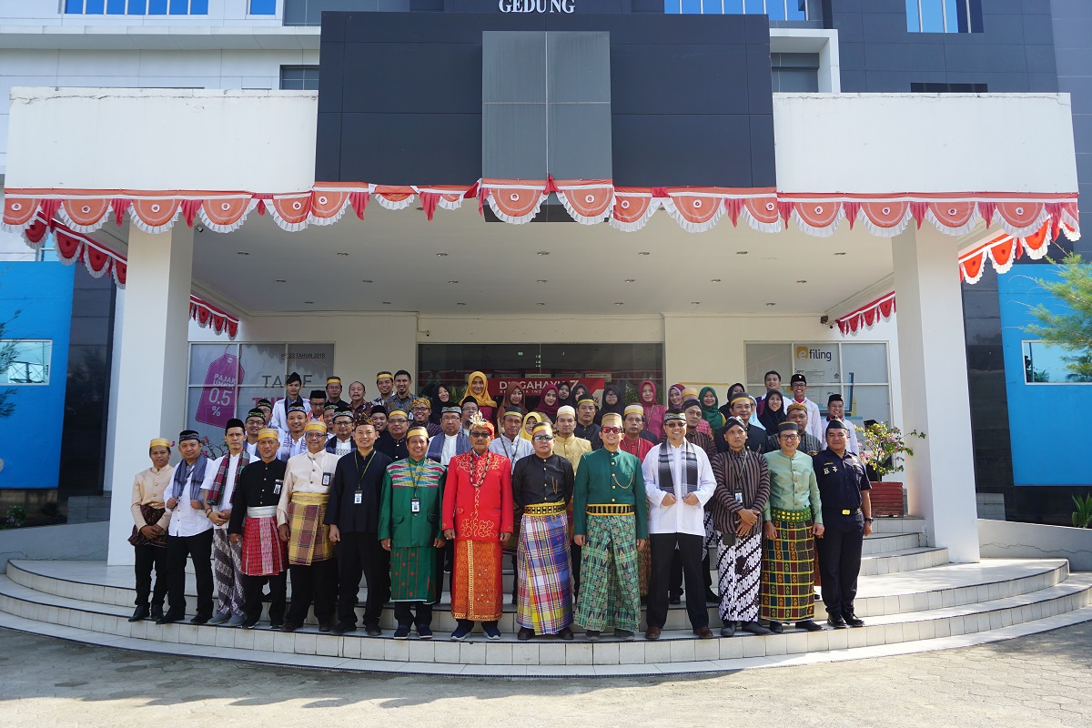 Penampilan Pegawai Kementerian Keuangan Berbalut Baju Adat di Upacara Peringatan Hari Oeang ke-73