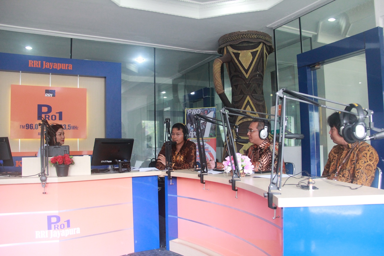 KPKNL Jayapura Edukasi Lelang Masyarakat Jayapura Via RRI Pro 1 FM - Jayapura
