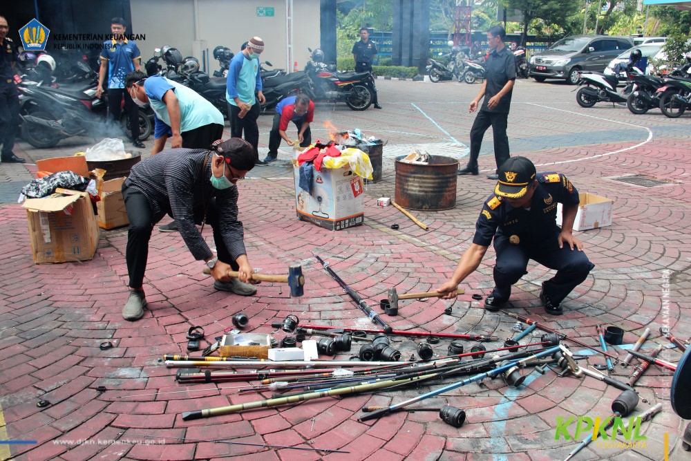 Musnahkan Barang Milik Negara Hasil Penindakan, KPKNL Yogyakarta Dukung Langkah KPPBC TMP B Yogyakarta