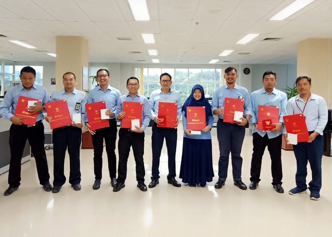 Penyerahan Tanda Kehormatan Satyalancana Karya Satya di Lingkungan KPKNL Mamuju