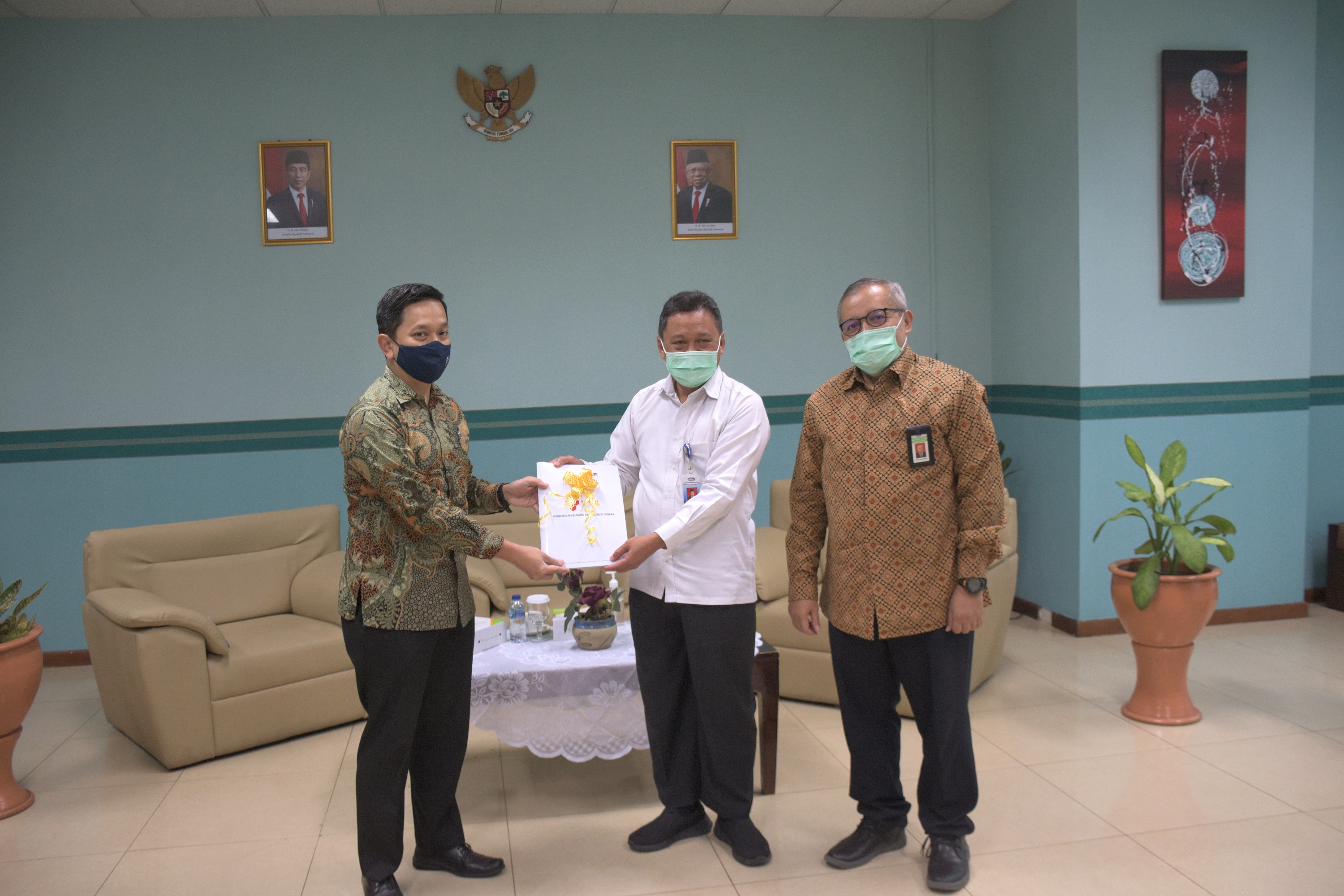 Lindungi Aset Negara, DJKN Serahkan Polis Asuransi BMN Gedung BPKP 