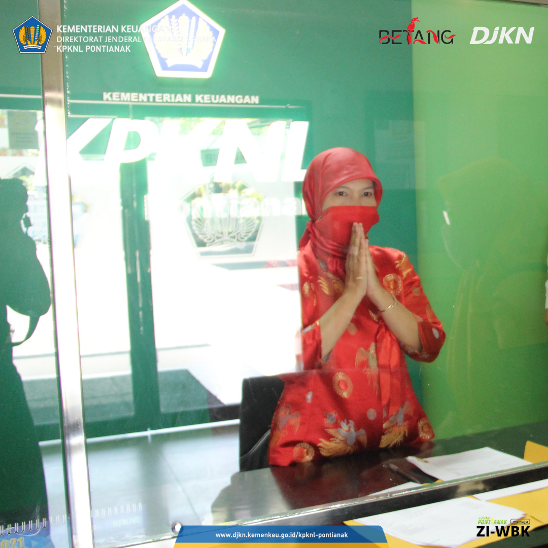 Makin Cantik, Kenakan Cheongsam saat Bekerja