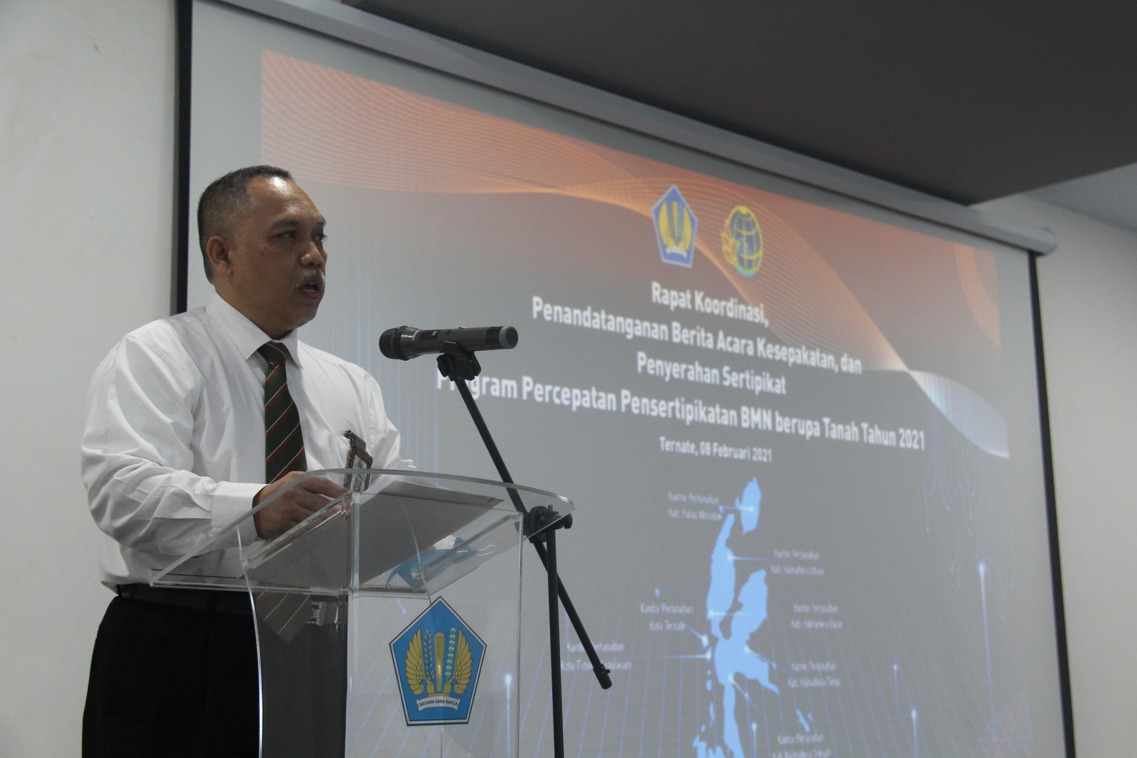 Kepala Kanwil DJKN Suluttenggomalut Tandatangani Berita Acara Kesepakatan Target Pensertipikatan BMN Tahun 2021 di Prov. Maluku Utara 