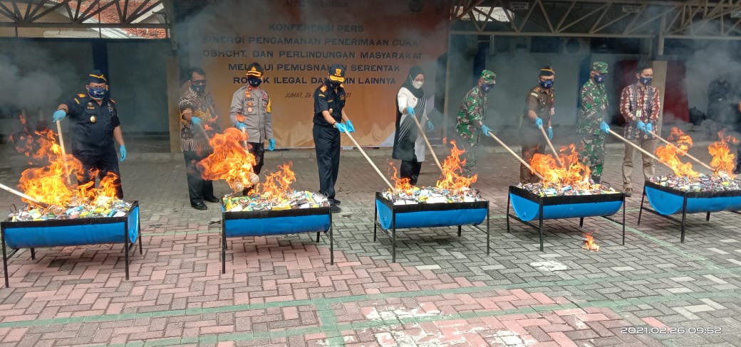 Belasan Ribu Batang Rokok Sigaret Kretek Mesin (SKM) dan Sigaret Kretek Tangan (SKT) Dimusnahkan di Madiun