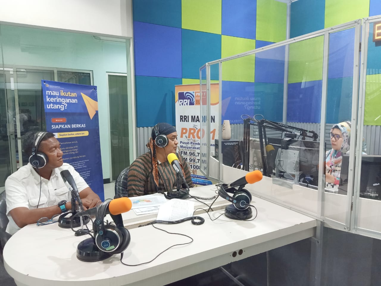 Sinergi KPKNL Madiun dan RRI Madiun, Edukasi Masyarakat lewat Dialog Interaktif Program Keringanan Utang