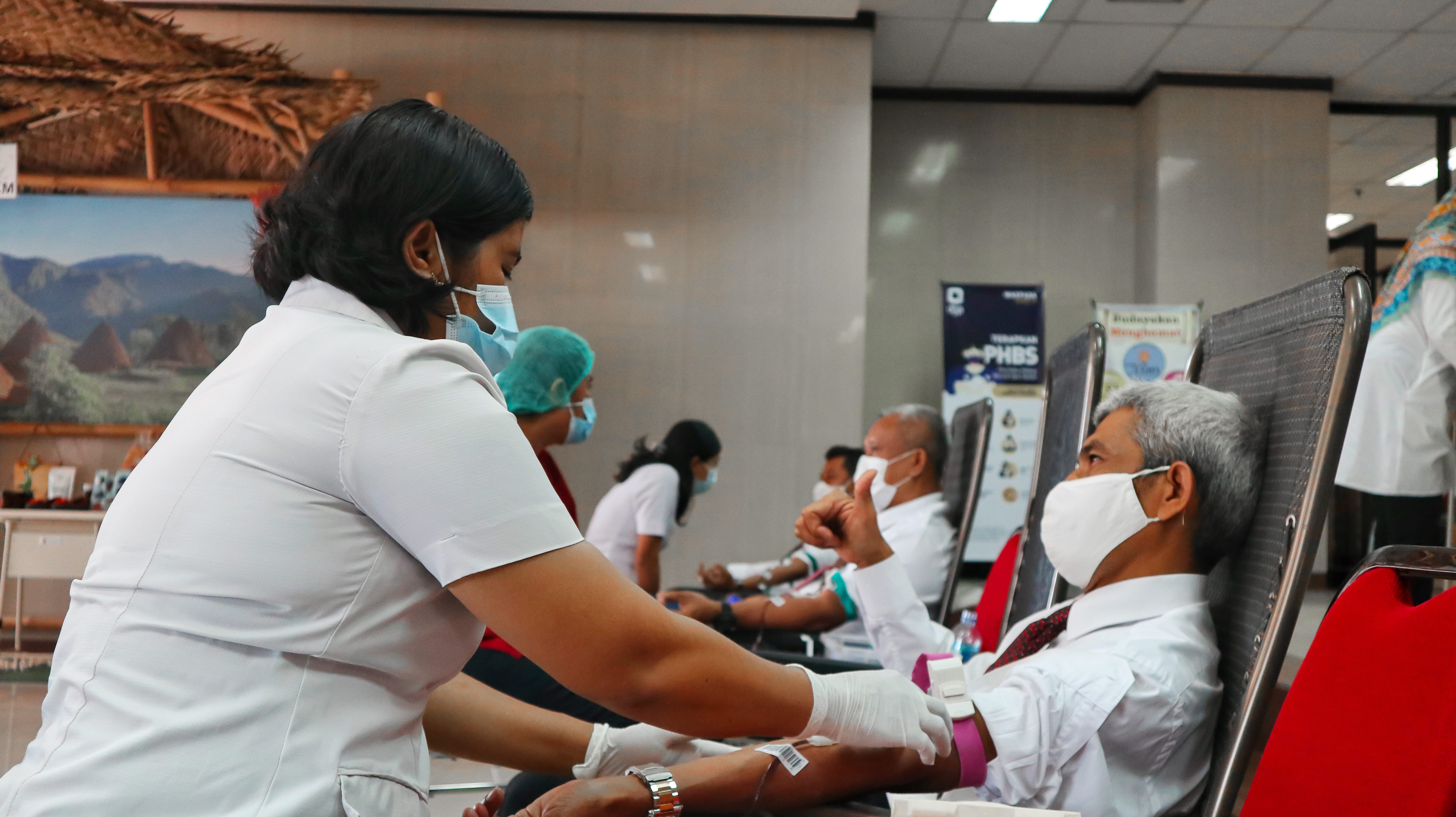 Tingkatkan Kepedulian Terhadap Masyarakat Sekitar, KPKNL Kupang Selenggarakan Donor Darah