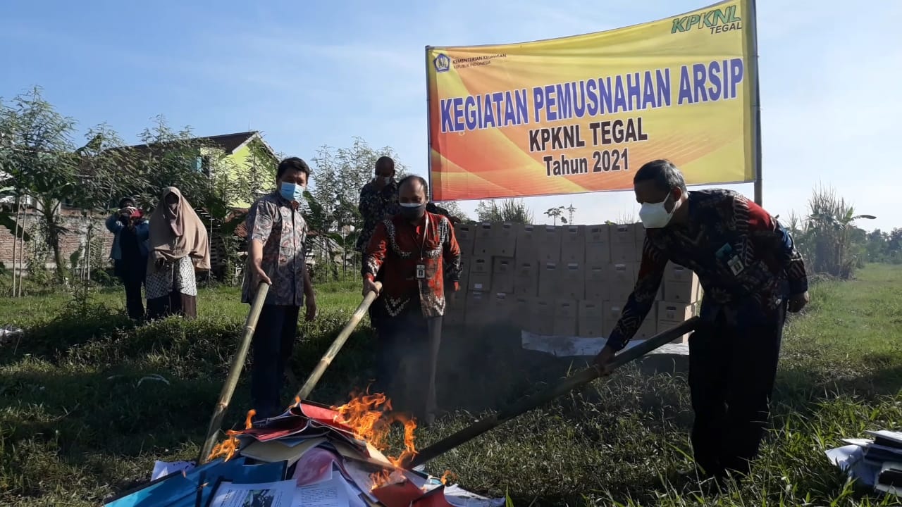 KPKNL Tegal Lakukan Pemusnahan Arsip Inaktif dengan Dibakar