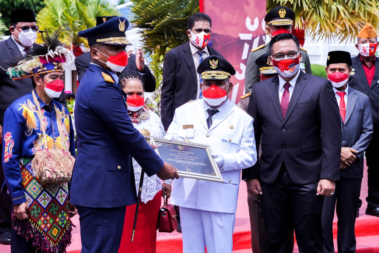 Gubernur Papua Serahkan Penghargaan KPKNL Jayapura ke Lanud Silas Papare