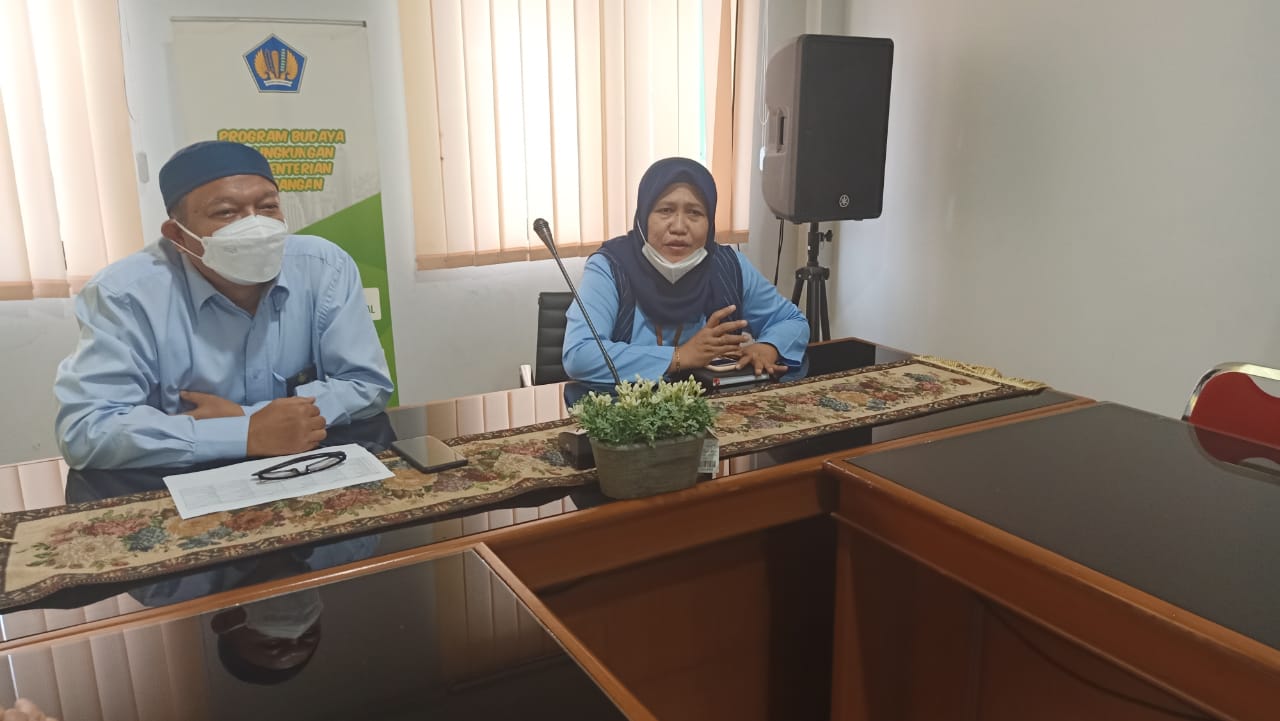 Wajah-wajah Ceria Menyambut Kepala Kantor Yang Baru