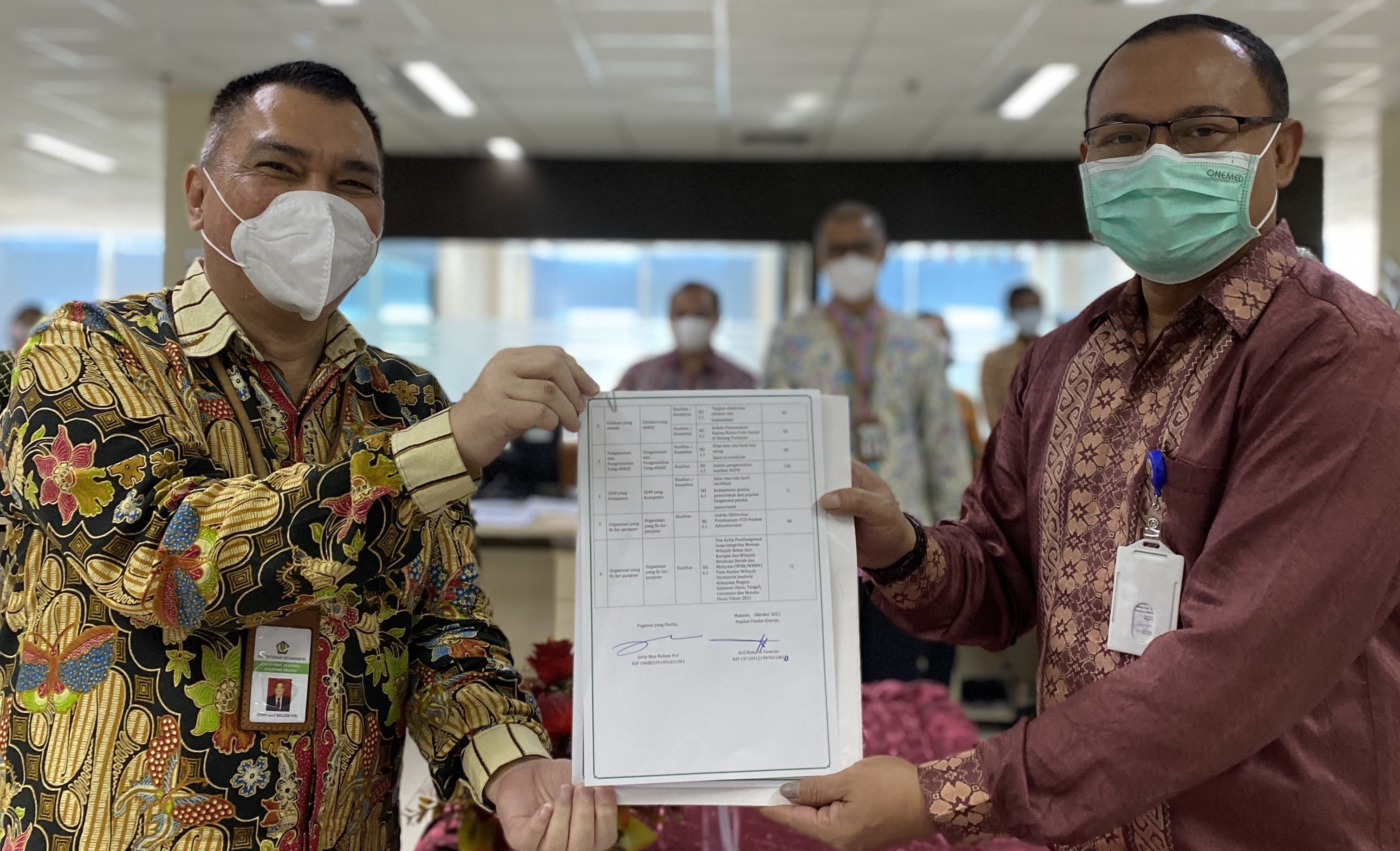 Anggota Baru Kanwil DJKN Sulutteggomalut Tandatangani Kontrak Kinerja Komplemen dan Pakta Integritas