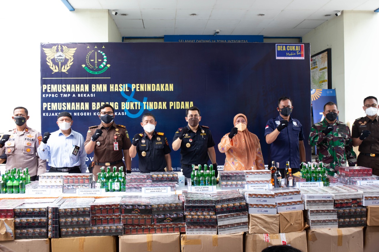 KPPBC TMP A Bekasi Jalin Sinergi dengan KPKNL Bekasi  dan Berbagai Pihak Musnahkan BMN