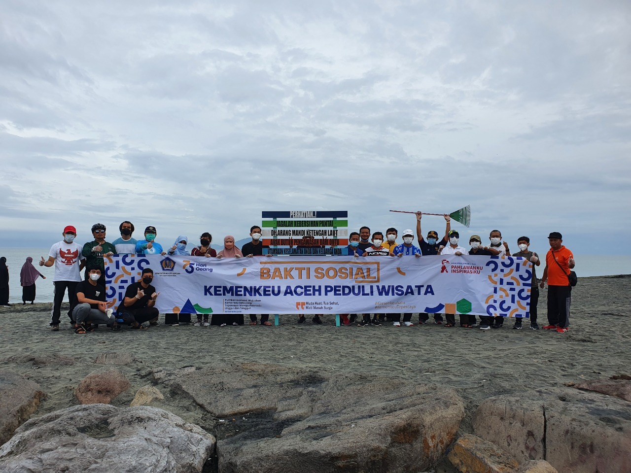 Kemenkeu Aceh Peduli Wisata, Sapu Bersih Pantai Syiah Kuala