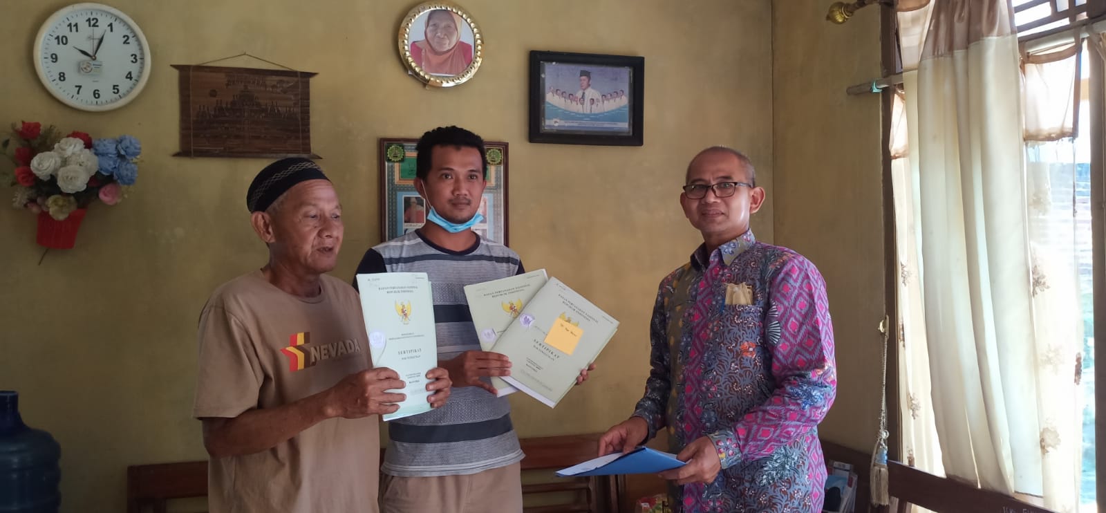 KPKNL Purwokerto Lakukan Penyerahan Sertifikat Debitur Crash Program