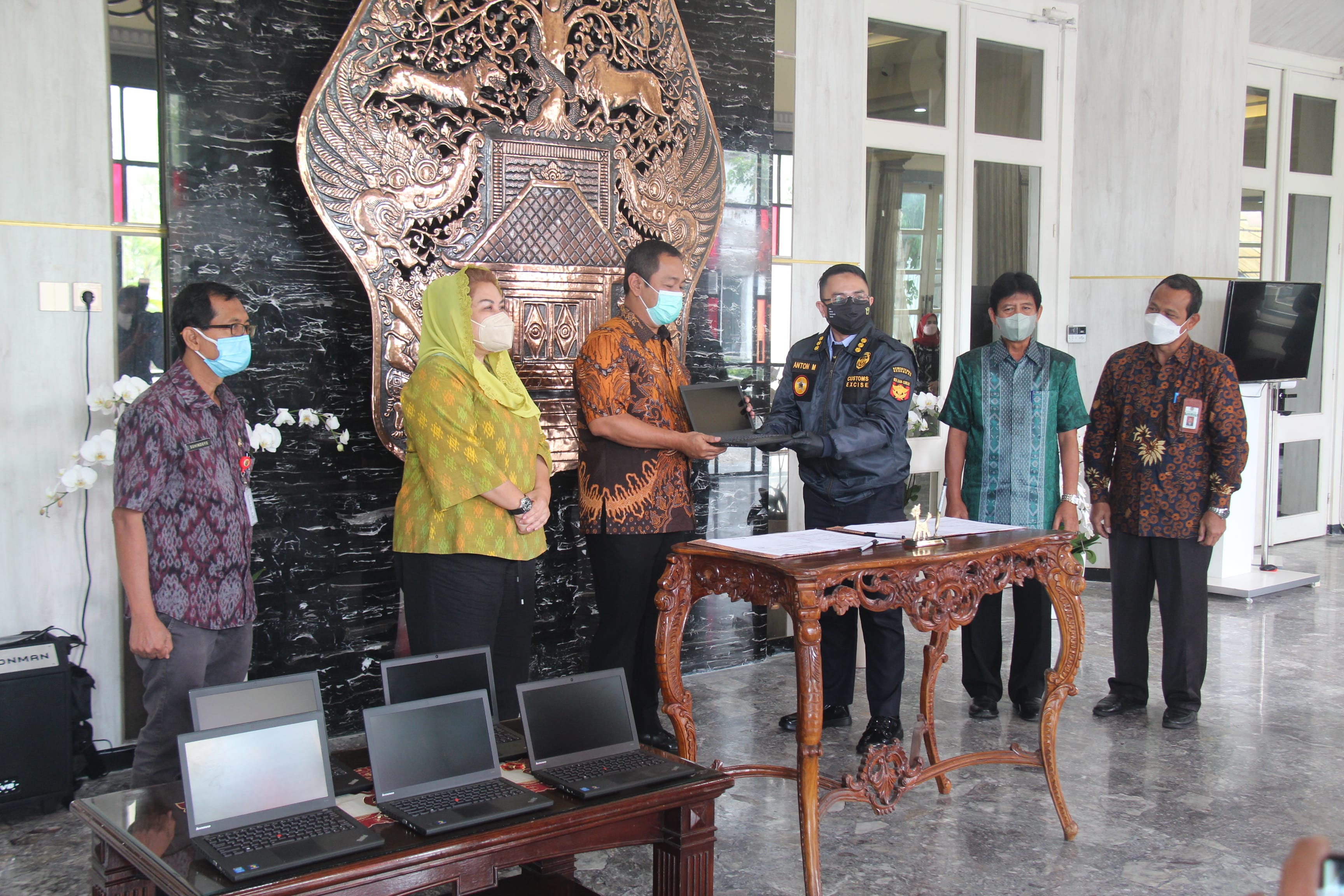 Bea Cukai Hibahkan Ratusan Laptop ke Pemkot Semarang