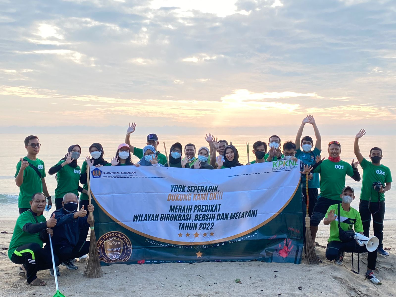 Terapkan Budaya Kementerian Keuangan Melalui Aksi Bersih-bersih Pantai