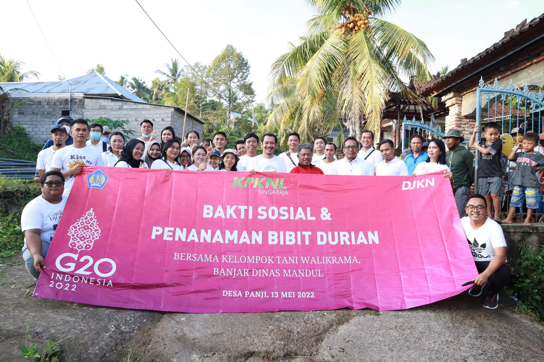 BAKTI SOSIAL PENANAMAN BIBIT DURIAN DALAM UPAYA KPKNL MENDUKUNG PROGRAM PRESIDENSI G20 INDONESIA 2022