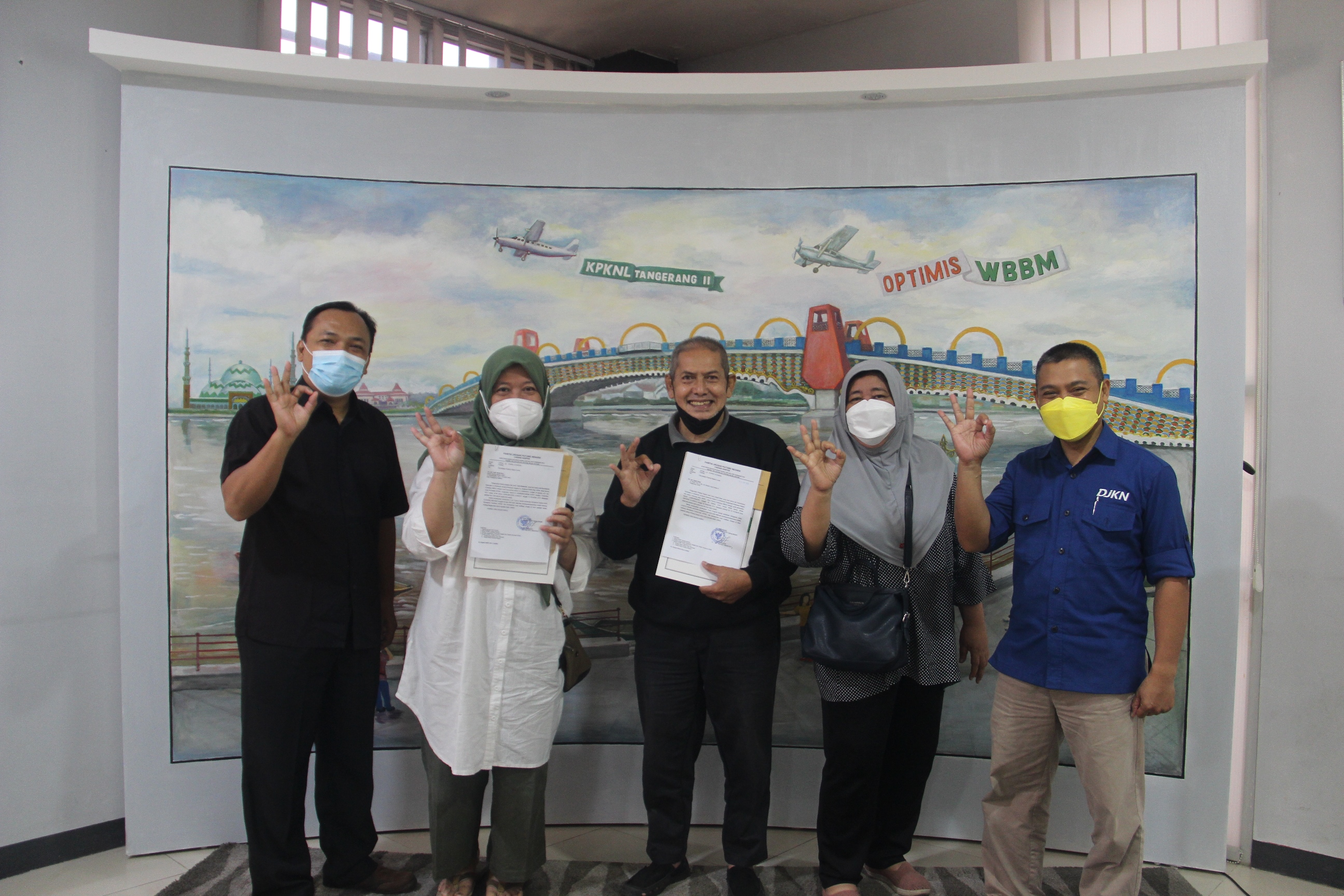 Manfaatkan Program Keringanan Hutang Tahun 2022, Para Debitur KPKNL Tangerang II Terima Dokumen Pelunasan Hutang