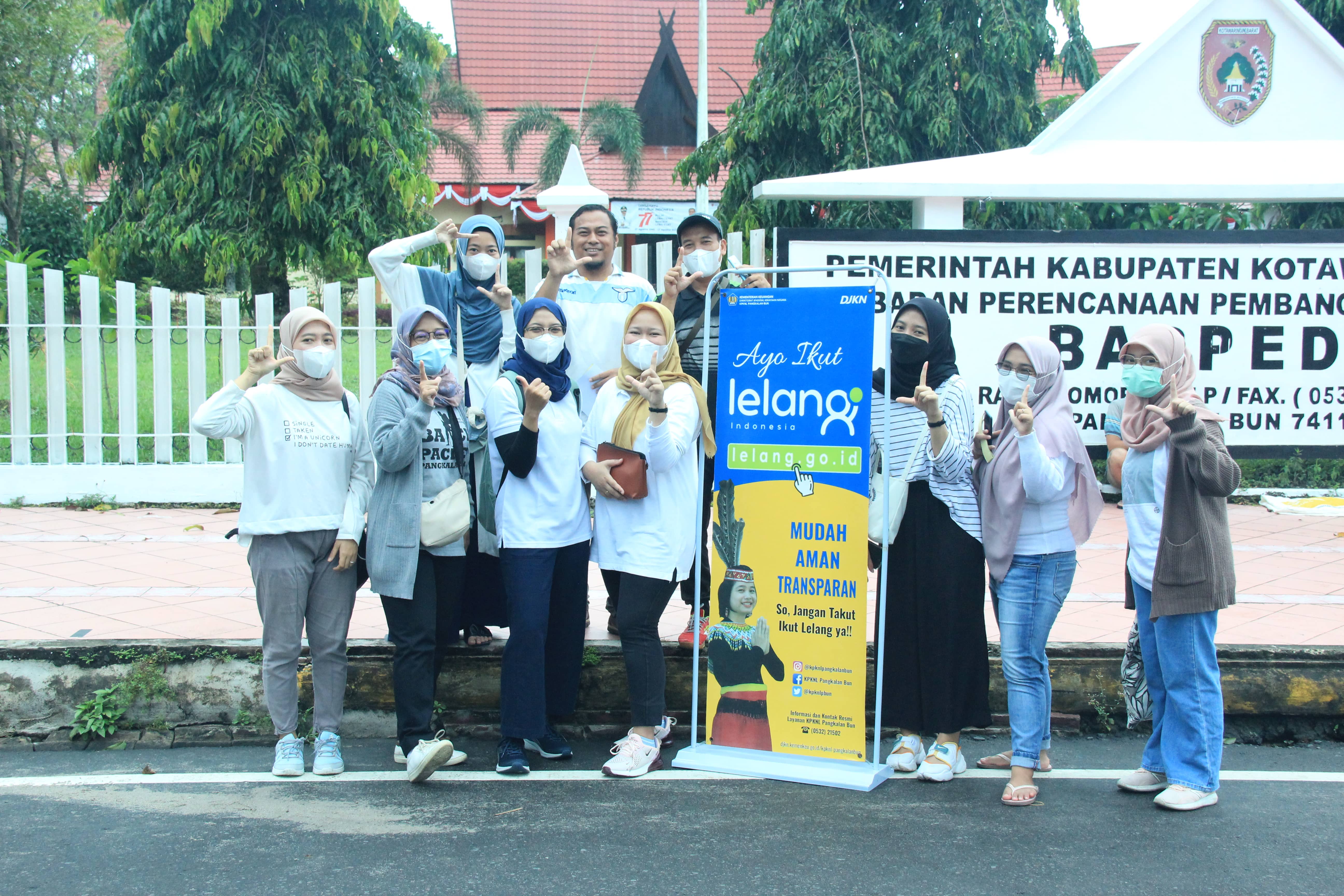 KPKNL Pangkalan Bun bagikan brosur Lelang UMKM 9.9 Harat Banar di Car Free Day Pangkalan Bun