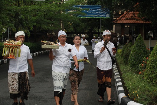 Piodalan Purnama Kapat Pura Amertha Bumi GKN I Denpasar