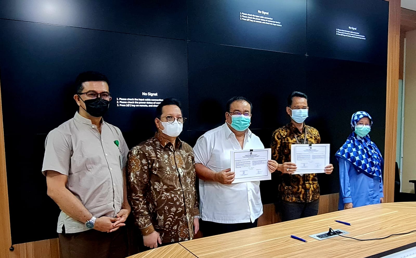 Kepala KPKNL Padang Bersama Direktur Utama RSUP DR. M. Djamil Padang Tanda tangani Pakta Integritas