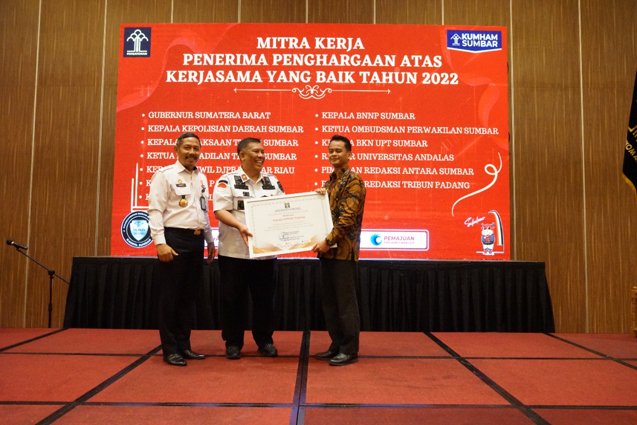 KPKNL Padang Terima Penghargaan atas Kemitraan dan Kerjasamanya dari Kanwil Kemenkumham Sumbar