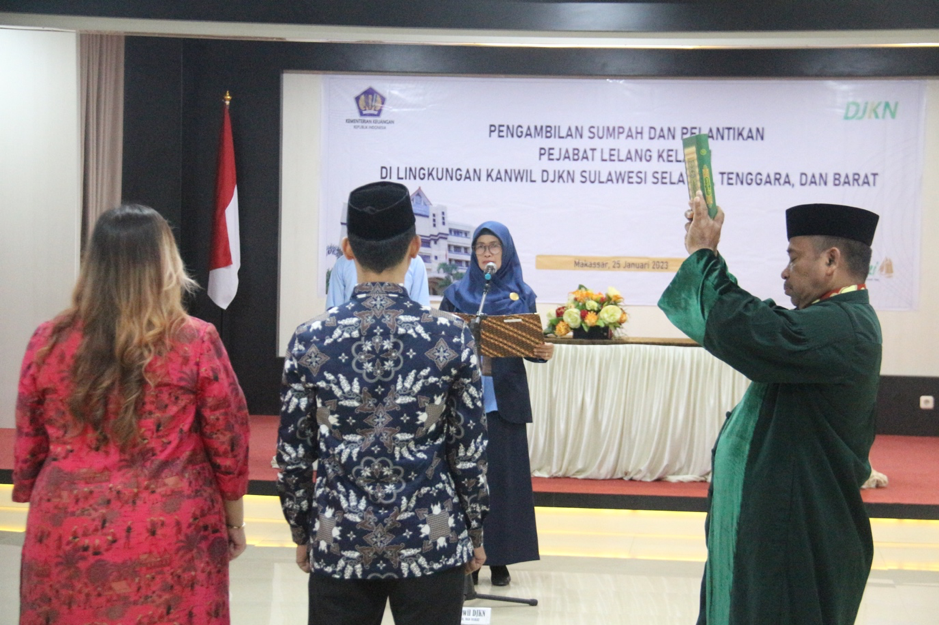 Tekankan Integritas, Kanwil DJKN Sulseltrabar Lantik Dua Pejabat Lelang Kelas II 
