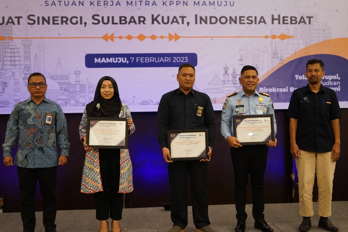 Kanwil DJPb Sulbar Beri Penghargaan Kepada Satker, KPKNL Mamuju Sabet 2 Juara I Sekaligus 
