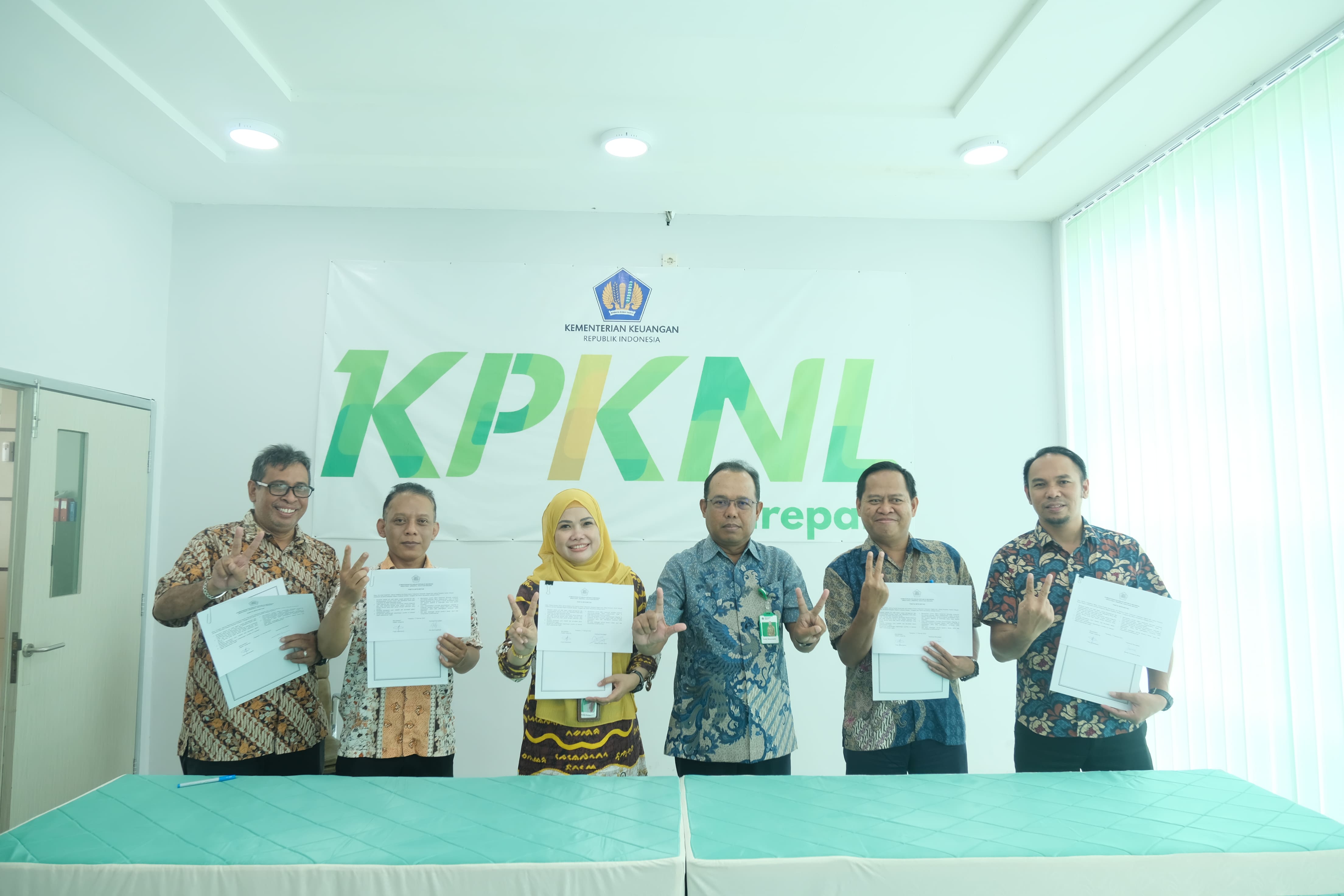 Penandatanganan Pakta Integritas oleh seluruh pegawai KPKNL Parepare