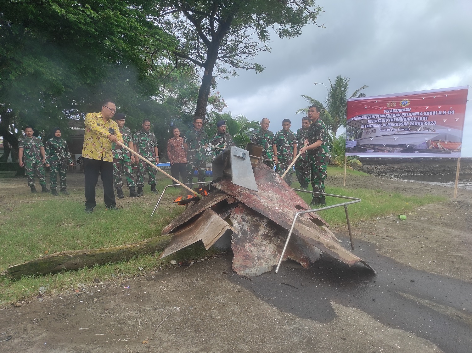 Pemusnahan Kapal Patkamla Saugi II.6-04 Inventaris Angkatan Laut di Lantamal VI Makassar