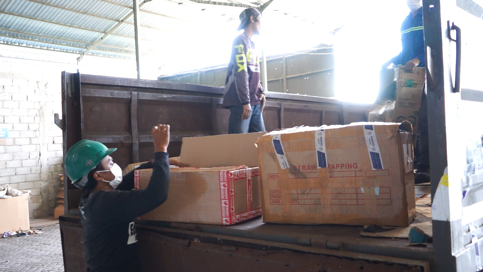 Sinergi KPKNL Malang-KPBC Malang dalam Gempur Rokok Ilegal