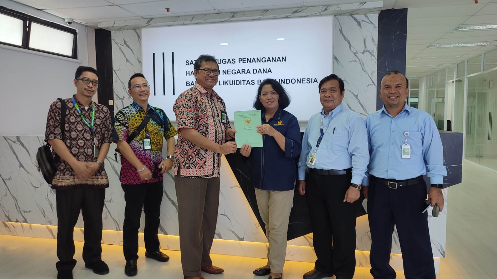 Kanwil DJKN Jabar serahkan Sertipikat Aset Properti Eks BPPN Atas Nama Pemerintah Republik Indonesia kepada Satgas BLBI