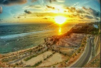 Keindahan pantai Melasti dengan pasir putihnya 