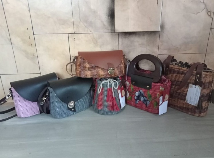 Kerajinan unik dari limbah koran bekas