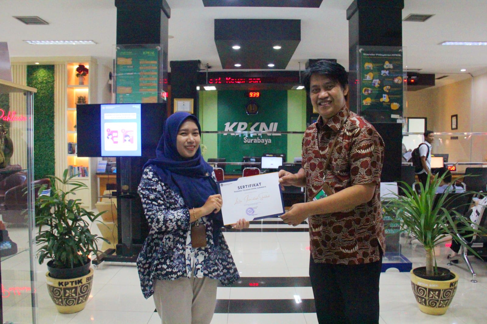 Pemberian Penghargaan Pegawai Teladan KPKNL Surabaya 