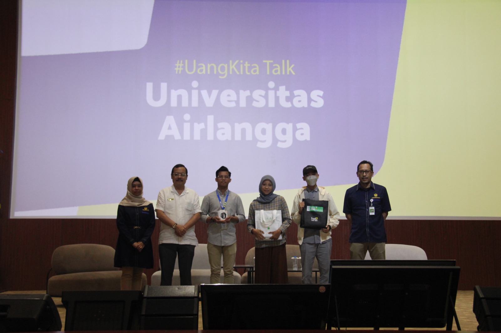 Simulasi Lelang di #UangKita Talk Universitas Airlangga (UNAIR): Ajak Mahasiswa Mengenal Lelang 