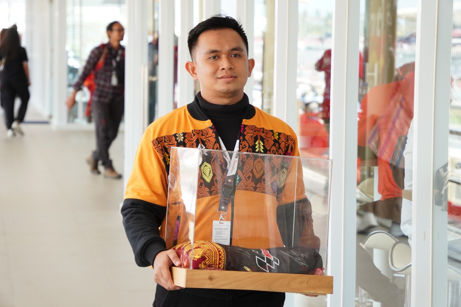 PERTAMA DI MOTOGP...  LELANG PRODUK BERTANDA TANGAN ASLI PEMBALAP DUNIA !